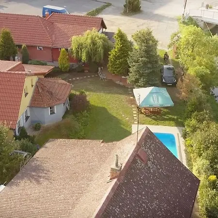 Дом отдыха Party/wellness House Pool/hot Tub/sauna Пельгржимов